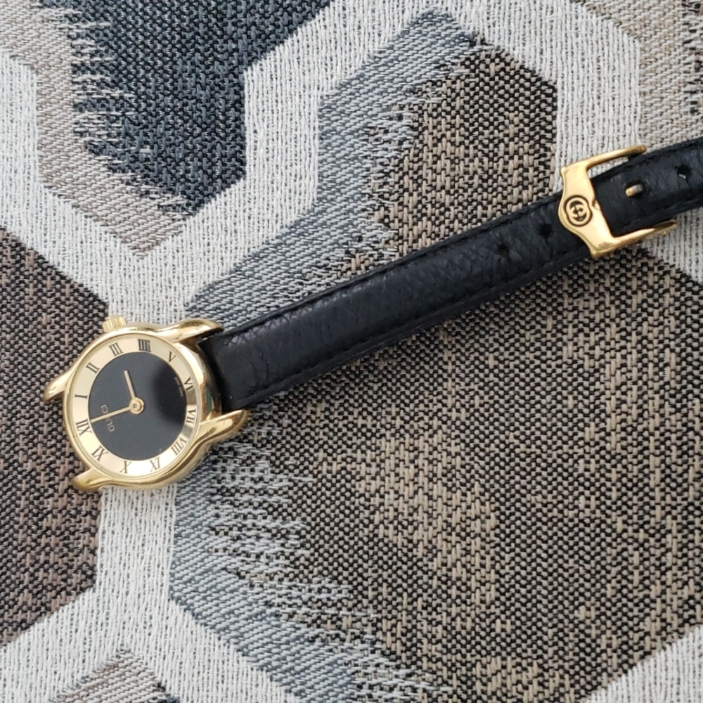 VINTAGE  LADIES GUCCI WATCH ANALOG.